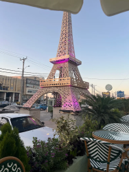 برج إيفل في الأردن؟ اكتشف المفاجأة في قلب بيسترو كافيه!